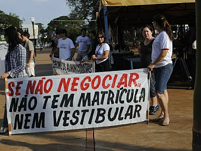 Grevistas da UFGD se reúnem em Dourados para exigir novas propostas
