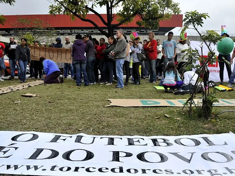 Em São Paulo moradores questionam benefícios da Copa 2014