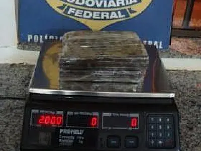Quatro são presos e menor é aprendida por tráfico de droga