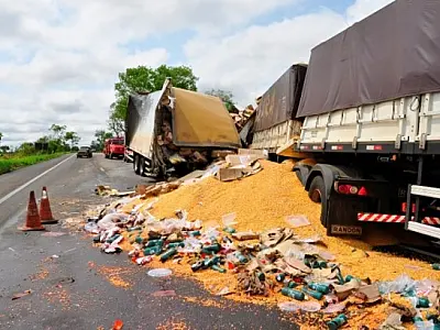 Três pessoas morrem em colisão com duas carretas na região de Nova Casa Verde