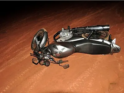Condutor perde o controle de moto e cai em barranco de Nova Andradina