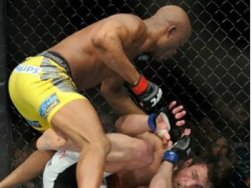 Anderson Silva vence Sonnen por nocaute no UFC nesta madrugada