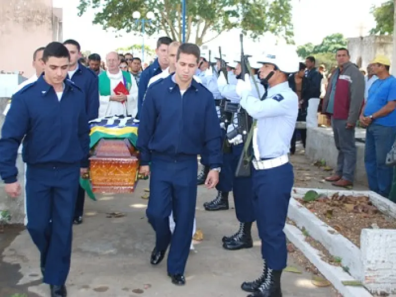 Piloto corumbaense é enterrado com homenagens