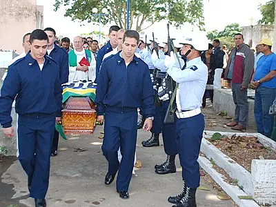 Piloto corumbaense é enterrado com homenagens
