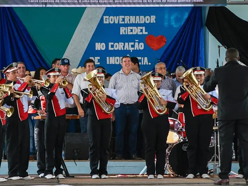 Em Inocência, Governo entrega escola reformada, pavimentação e recursos para construção de aeródromo