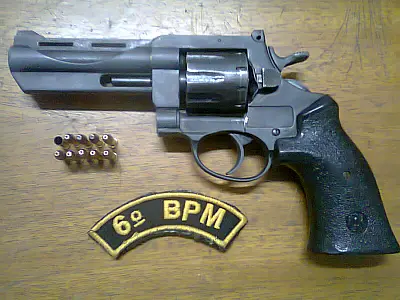Radiopatrulha prende homem com revólver em Corumbá