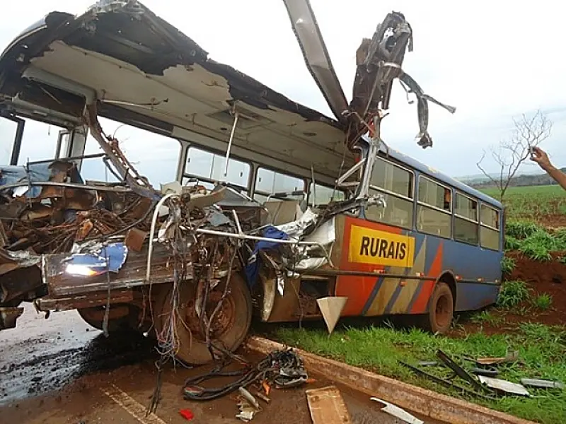 Colisão entre ônibus de trabalhadores rurais e carreta deixa veículo destruído
