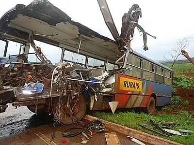 Colisão entre ônibus de trabalhadores rurais e carreta deixa veículo destruído