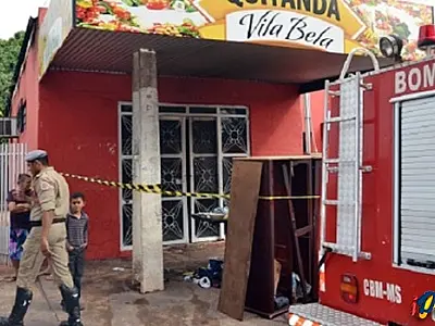 Fogo destrói parte de salão em Coxim