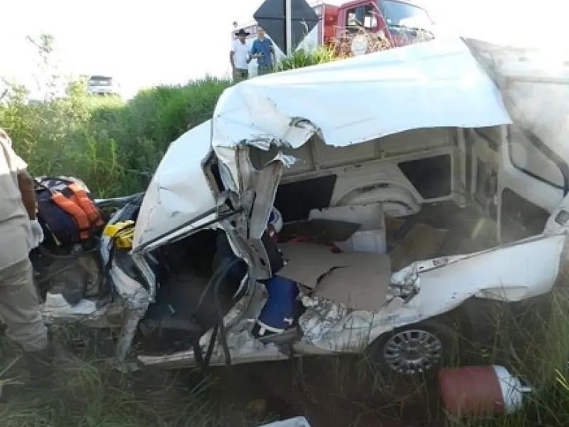 Carro bate em camionete e ônibus na BR 158