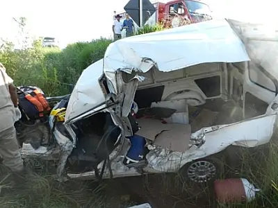 Carro bate em camionete e ônibus na BR 158