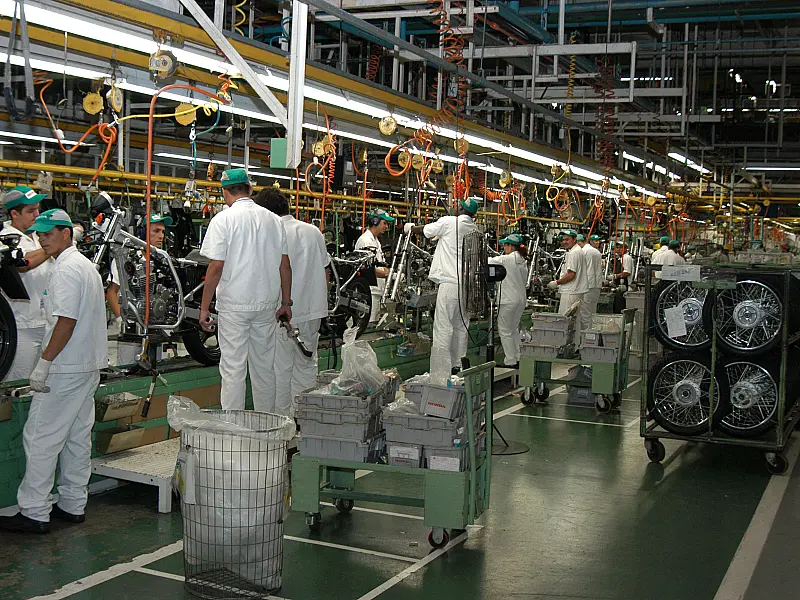 Produção industrial recua 2,1% em abril, aponta IBGE