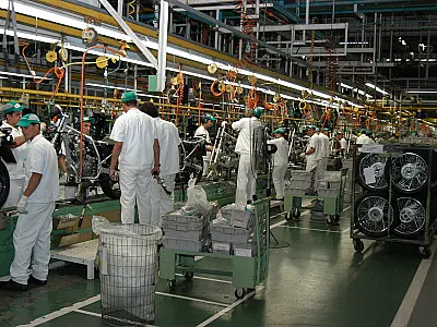Produção industrial recua 2,1% em abril, aponta IBGE
