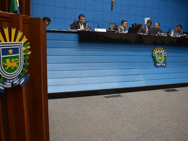 Deputados devem votar dez projetos durante a sessão plenária desta terça-feira
