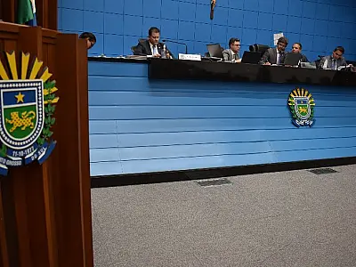 Deputados devem votar dez projetos durante a sessão plenária desta terça-feira
