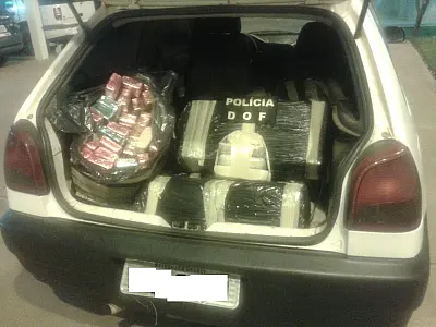 Maconha e pasta base de cocaína são apreendidas em veículo furtado