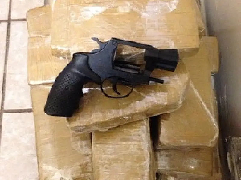 Mulheres são presas com arma e drogas na fronteira