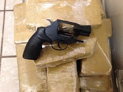 Mulheres são presas com arma e drogas na fronteira