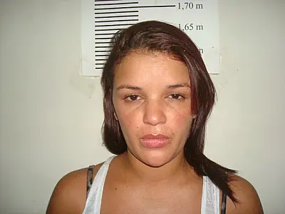 Foragida da Justiça é presa em casa de prostituição