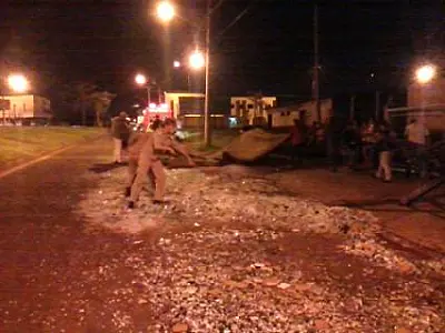 Caminhão desvia de pedestre e atinge veículo estacionado