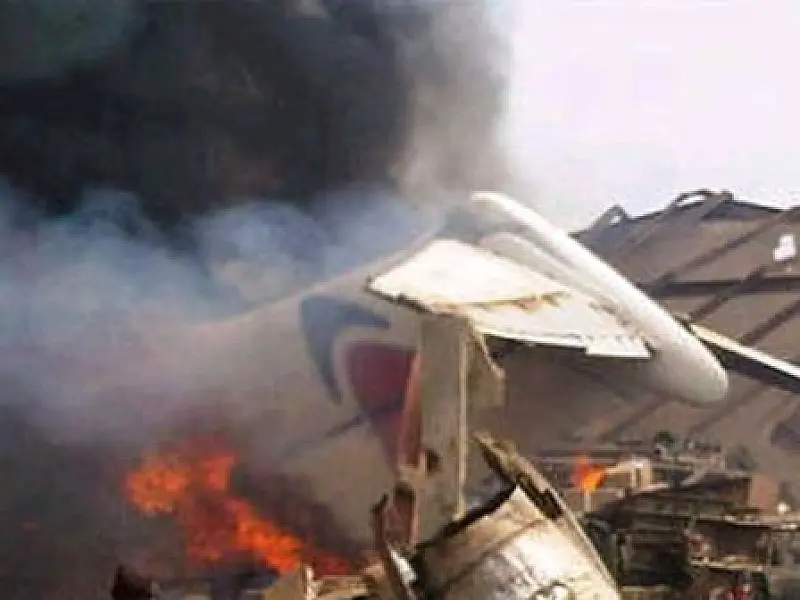 Avião com mais de 150 a bordo bate em prédios na Nigéria