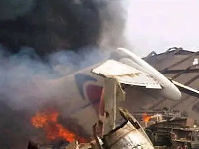 Avião com mais de 150 a bordo bate em prédios na Nigéria