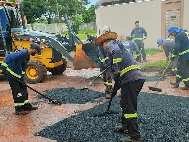 Equipes da Prefeitura trabalham na manutenção de ruas e avenidas não pavimentadas nas sete Regiões U