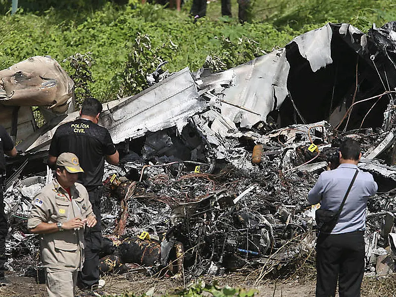 Corpos de 12 vítimas da queda de avião no Recife foram resgatados
