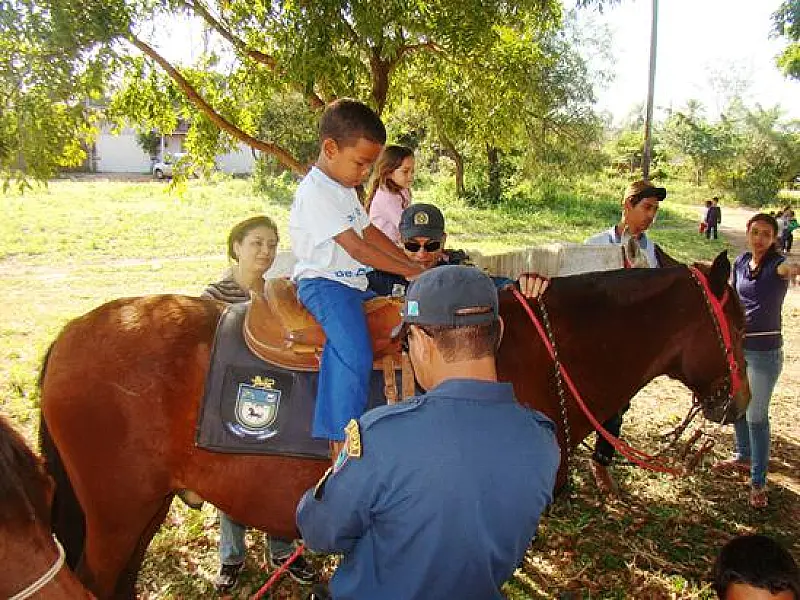 Cavalaria da PM visita crianças em Aquidauana