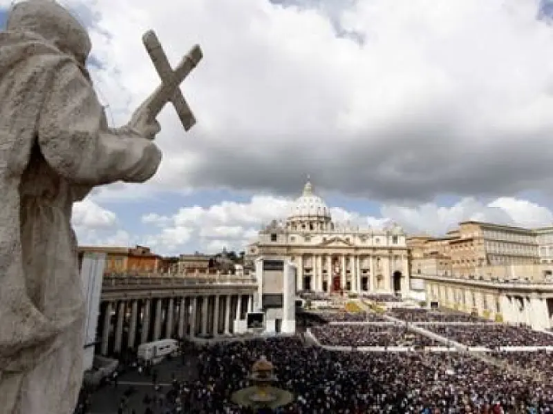 Missa de Páscoa reúne quase 100 mil pessoas no Vaticano