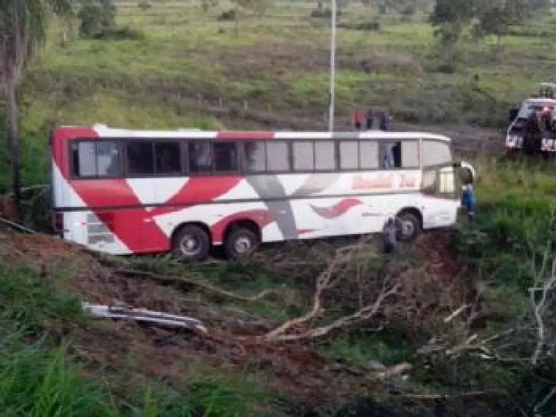 Motorista morre após perder controle de ônibus em Anastácio
