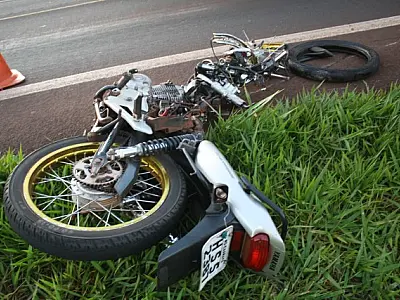 Motociclista na contramão bate contra veículo e morre na hora