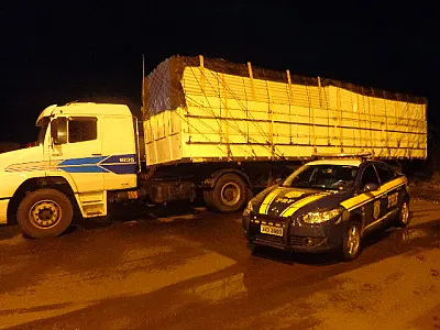 PRF apreende carreta com contrabando de cigarros