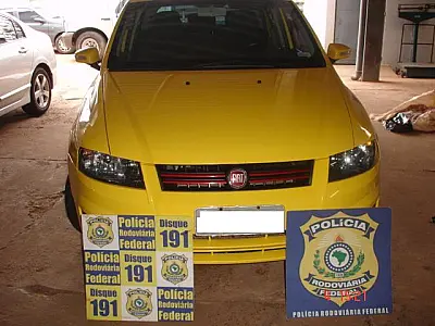 PRF encontra 135 kg de maconha em carro roubado