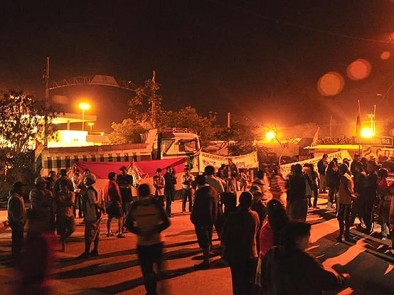 Manifestantes decidem manter fronteira fechada