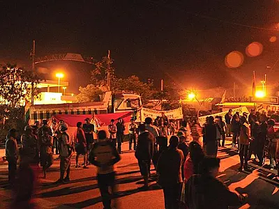 Manifestantes decidem manter fronteira fechada