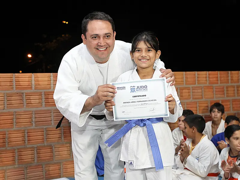 Troca de faixa de 60 alunos do Judô Nota Dez alegra os pais e motiva judocas