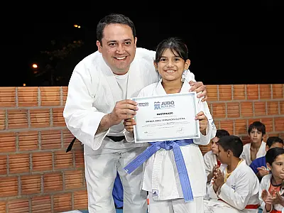 Troca de faixa de 60 alunos do Judô Nota Dez alegra os pais e motiva judocas