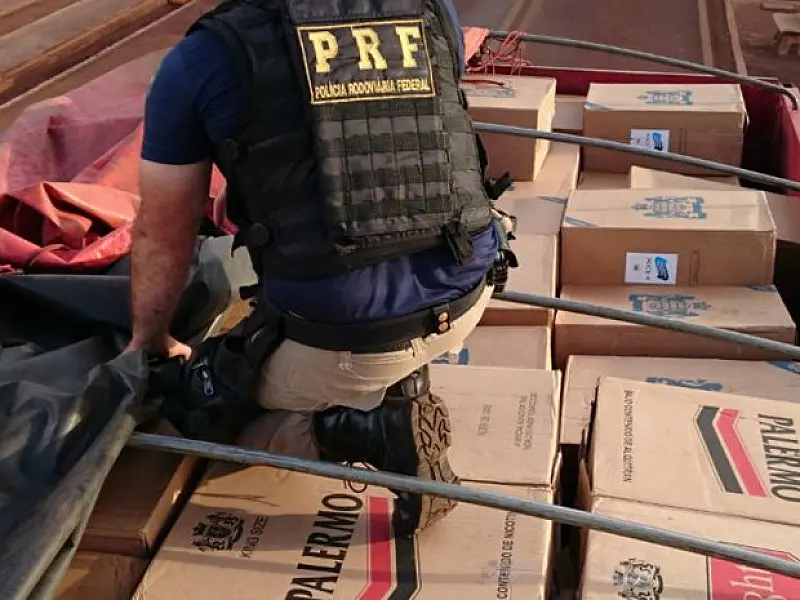 PRF apreende carreta com 100 mil maços de cigarros contrabandeados