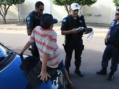 Após denúncias, preso homem que dirigia bêbado