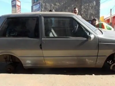 Dois carros tiveram rodas e pneus furtados em Nova Andradina