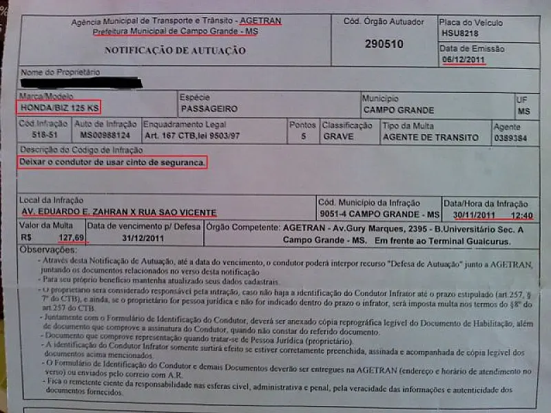 Motociclista terá que explicar à Agetran porque pilotava Biz sem cinto de segurança