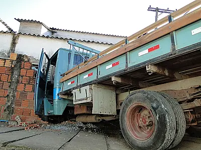 Caminhão desgovernado invade residência em Corumbá