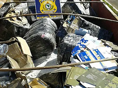 PRF apreende carreta com mercadoria e medicamentos contrabandeados