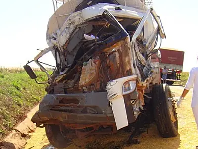 Um caminhão e duas carretas se chocam violentamente na BR 163