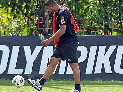 Adriano ainda negocia contrato e não treina com Flamengo