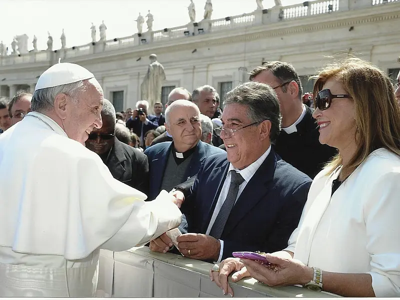 Prefeito de Maracaju cumprimenta o Papa Francisco em visita no Vaticano