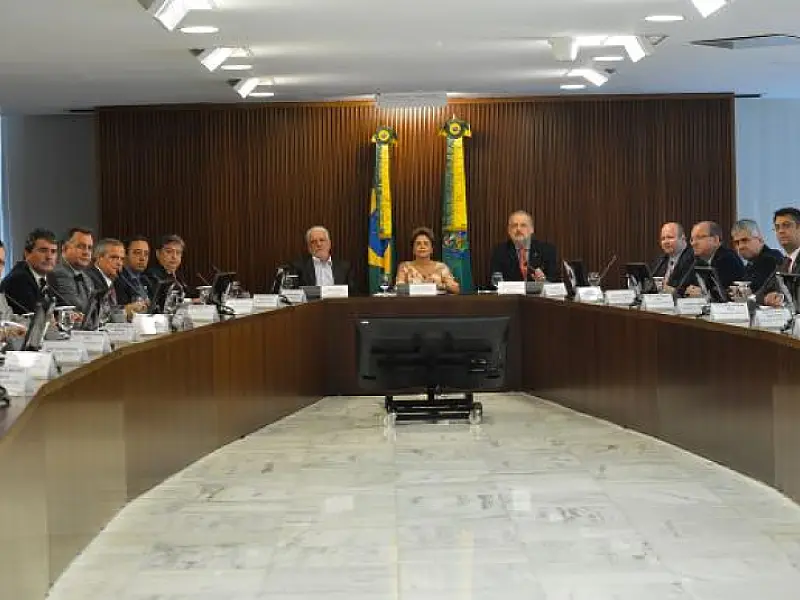 Dilma recebe apoio de prefeitos para recriar CPMF com alíquota de 0,38%