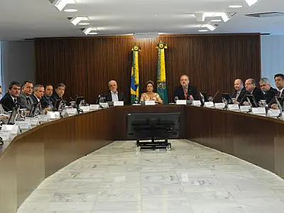 Dilma recebe apoio de prefeitos para recriar CPMF com alíquota de 0,38%