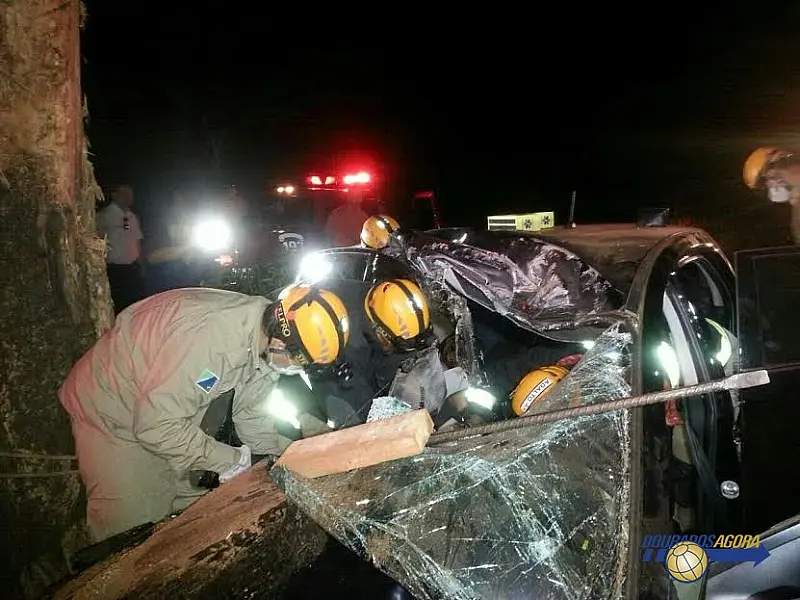 Acidente na BR-163 deixa um jovem morto e outro ferido; carro bateu em árvore